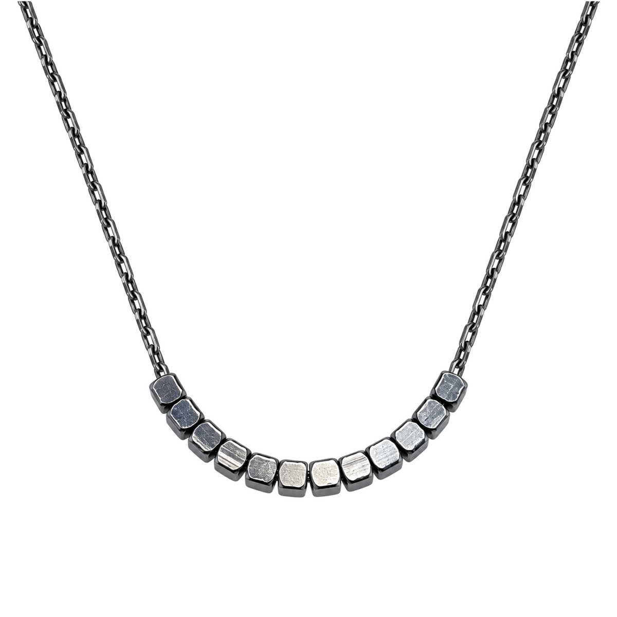 Set 04: Silver-tone cube chain, detail view.